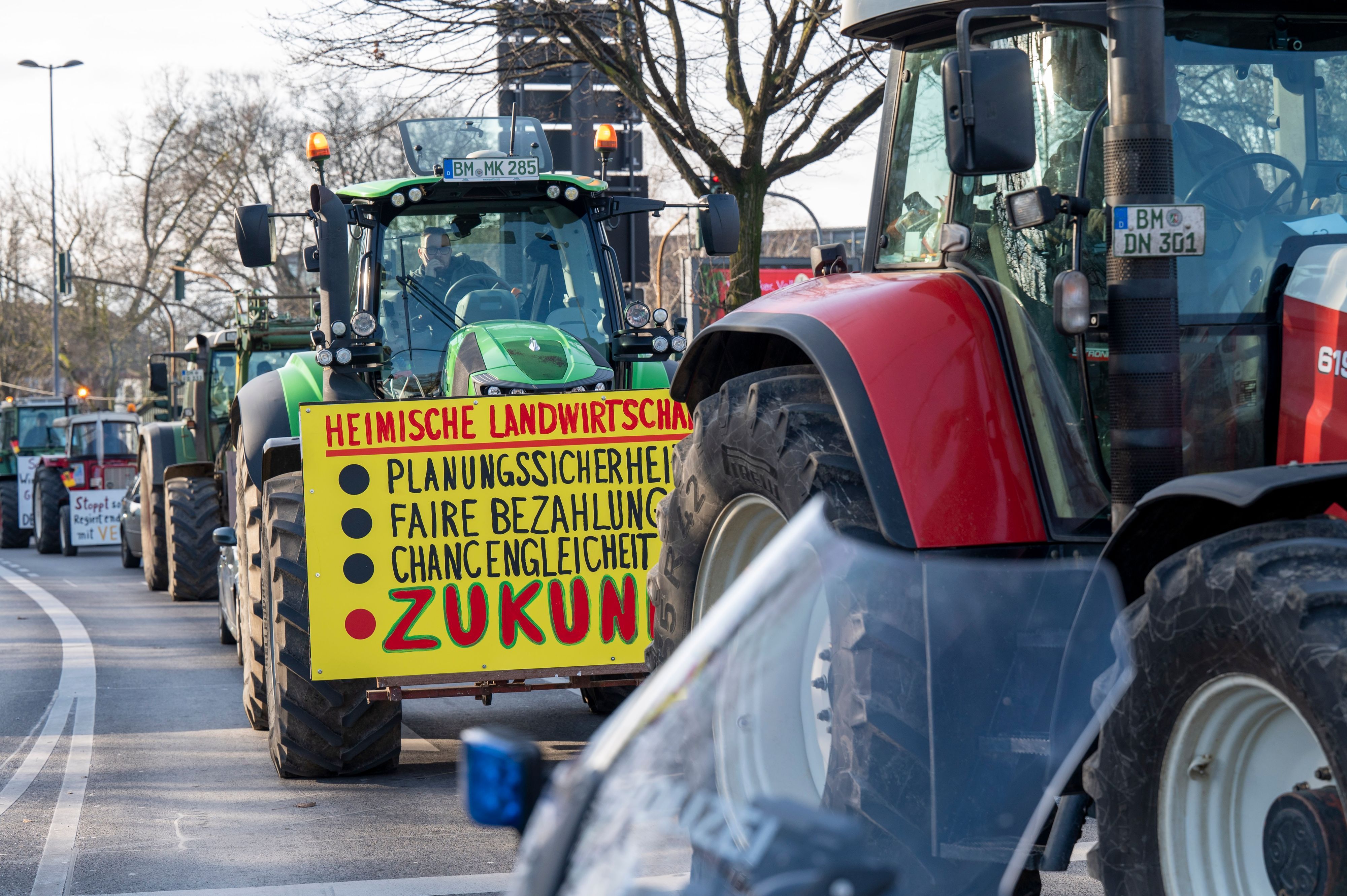 Bauern blockieren mit ihren Traktoren die Opladener Straße in Deutz.