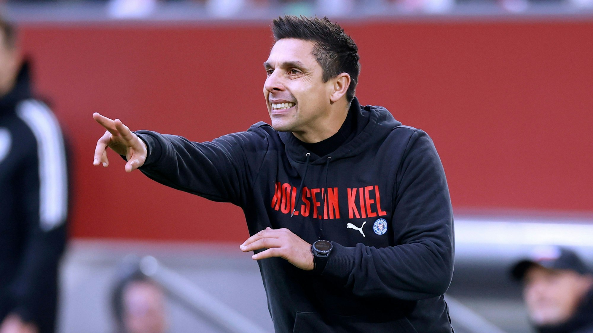 Holstein Kiels Cheftrainer Marcel Rapp gestikuliert im Spiel bei Fortuna Düsseldorf am Seitenrand.