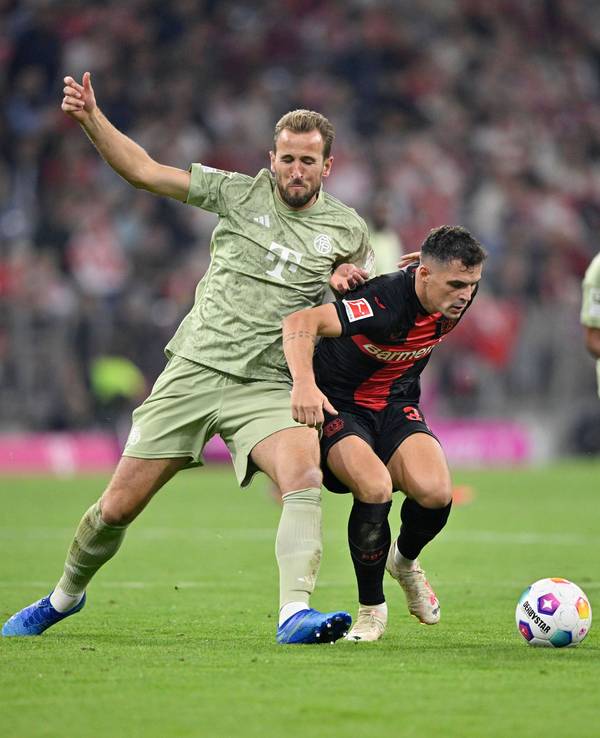 Harry Kane und Granit Xhaka im Zweikampf.