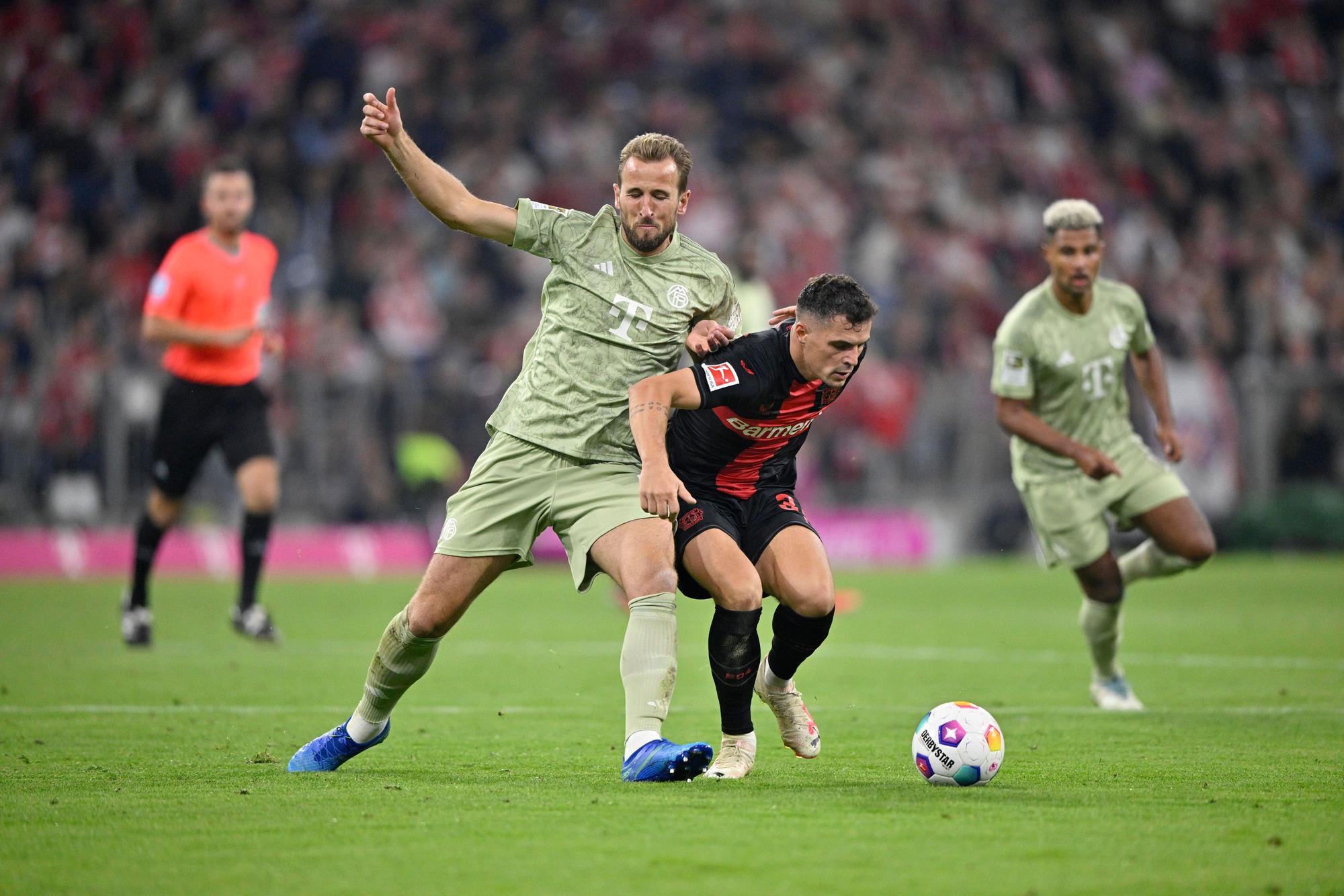 Harry Kane und Granit Xhaka im Zweikampf.