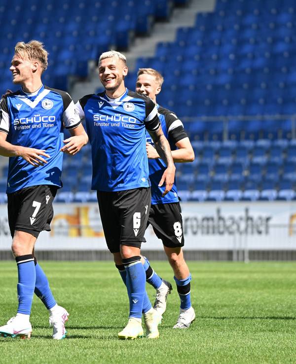 Die Arminia-Profis Nicklas Shipnoski und Can Özkan jubeln im Testspiel gegen den TSV Steinbach mit ihren Teamkollegen.
