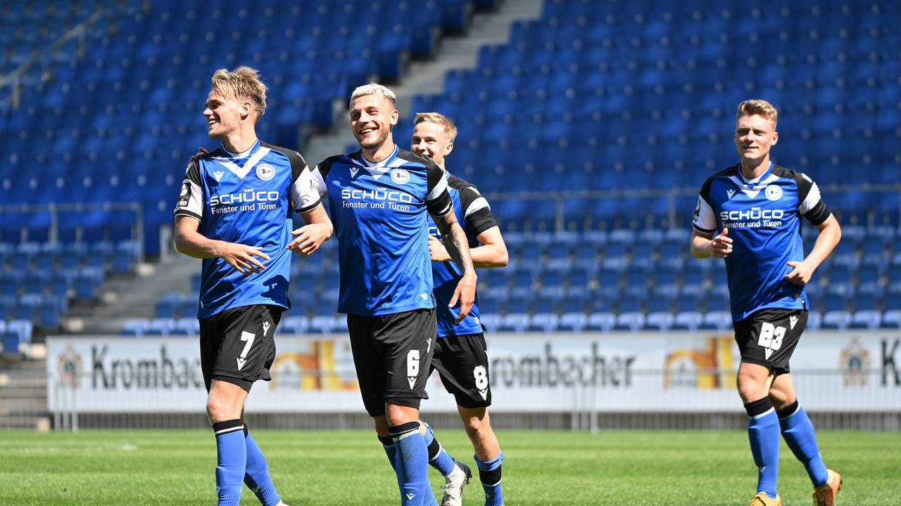 Die Arminia-Profis Nicklas Shipnoski und Can Özkan jubeln im Testspiel gegen den TSV Steinbach mit ihren Teamkollegen.