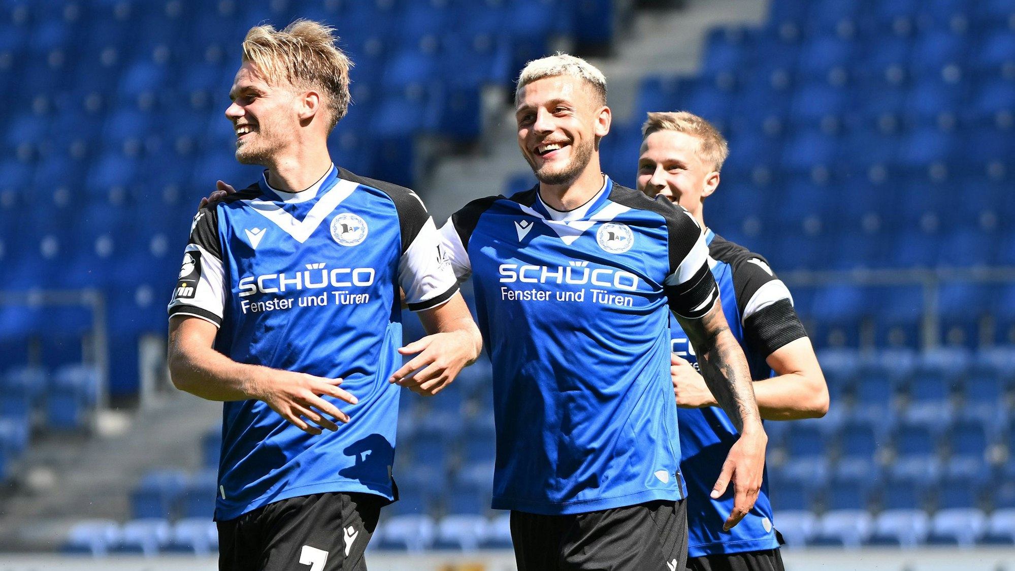 Die Arminia-Profis Nicklas Shipnoski und Can Özkan jubeln im Testspiel gegen den TSV Steinbach mit ihren Teamkollegen.