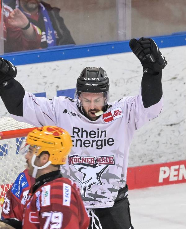 Jason Bast bejubelt seinen Treffer zum zwischenzeitlichen 1:0 für die Kölner Haie bei den Pinguins Bremerhaven am Freitag (12. Januar 2024).