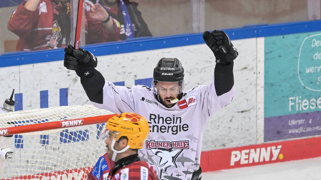 Jason Bast bejubelt seinen Treffer zum zwischenzeitlichen 1:0 für die Kölner Haie bei den Pinguins Bremerhaven am Freitag (12. Januar 2024).