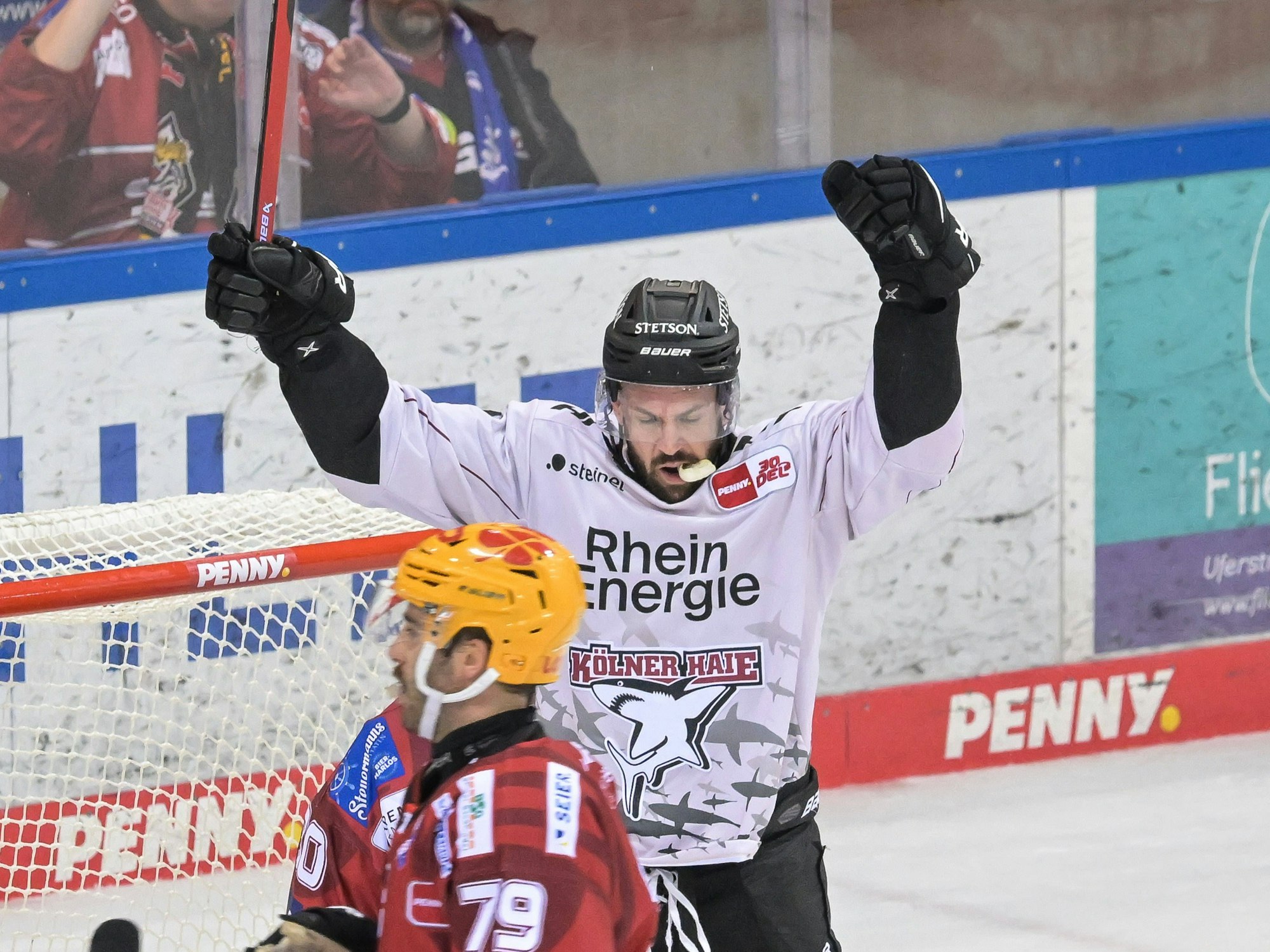 Jason Bast bejubelt seinen Treffer zum zwischenzeitlichen 1:0 für die Kölner Haie bei den Pinguins Bremerhaven am Freitag (12. Januar 2024).