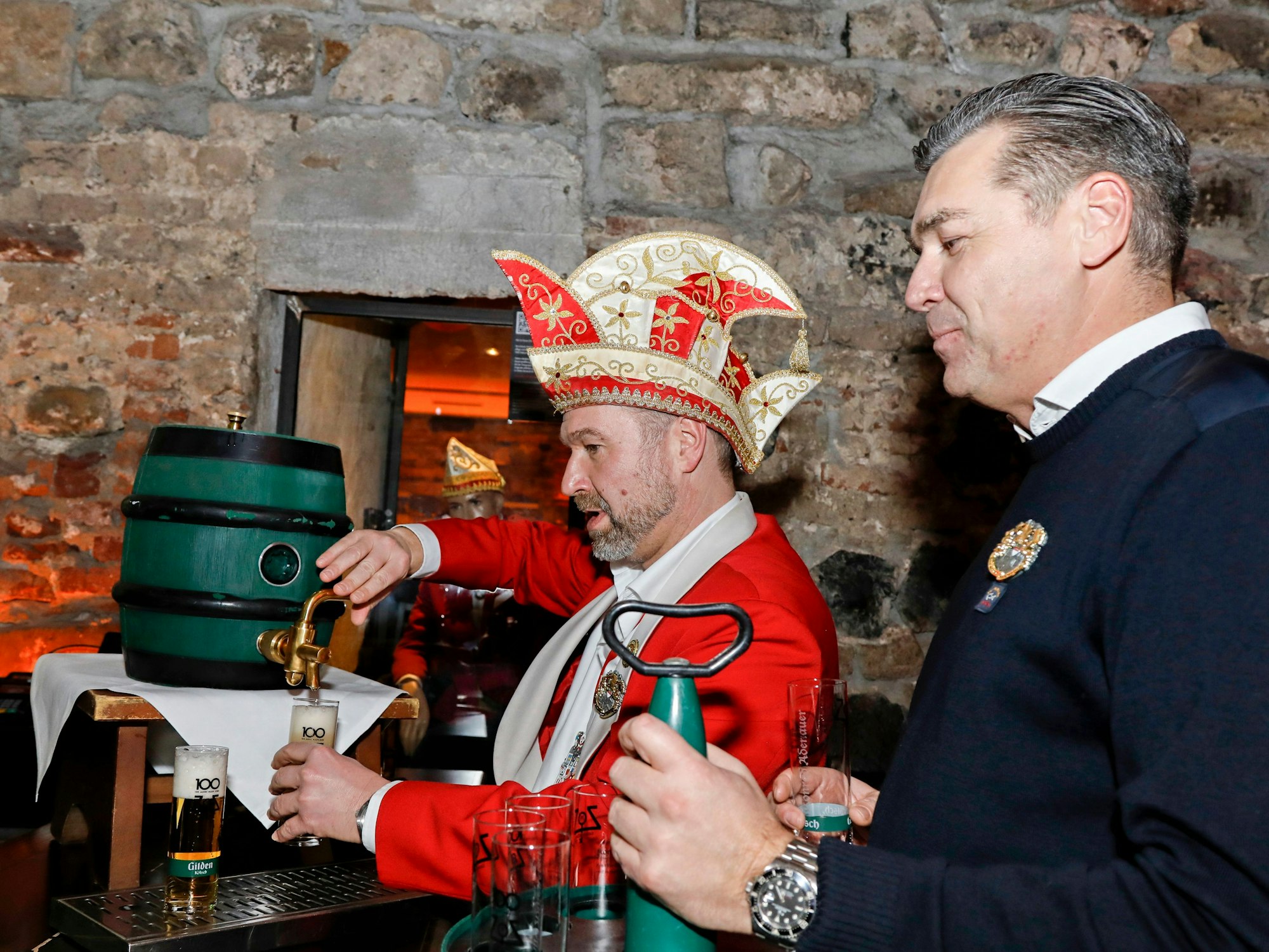 Geert Dilien gibt Volker Weininger Nachhilfe.