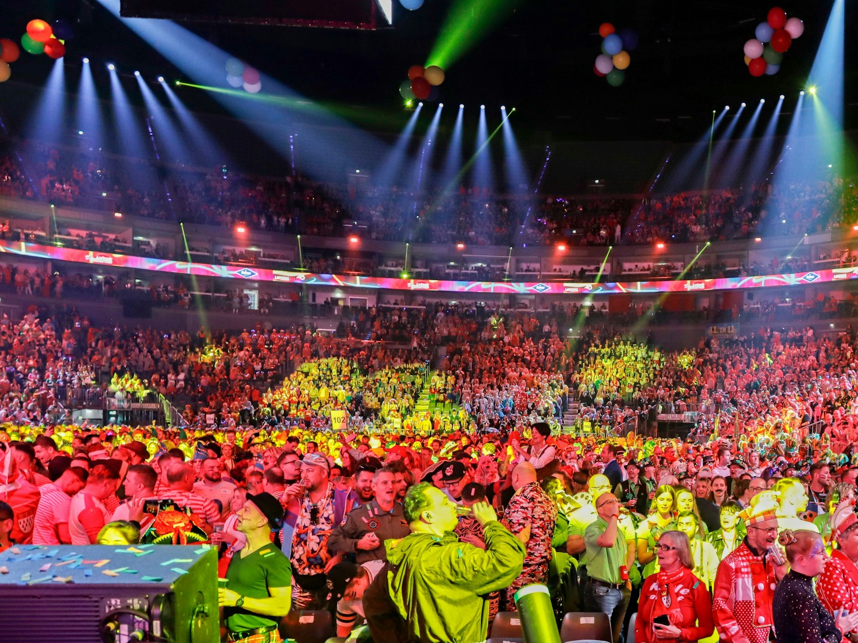 Blick in die volle Lanxess-Arena.