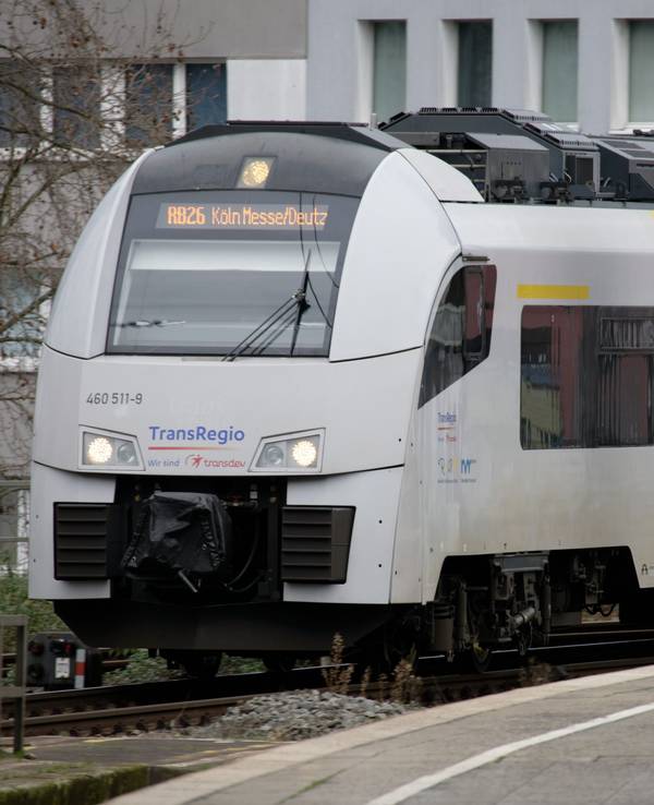 Die Regionalbahn 26 auf den Gleisen