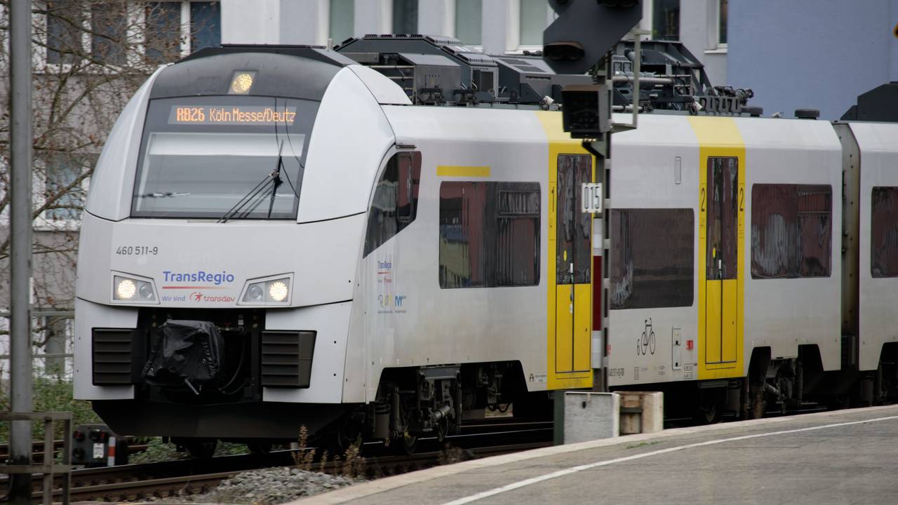 Die Regionalbahn 26 auf den Gleisen
