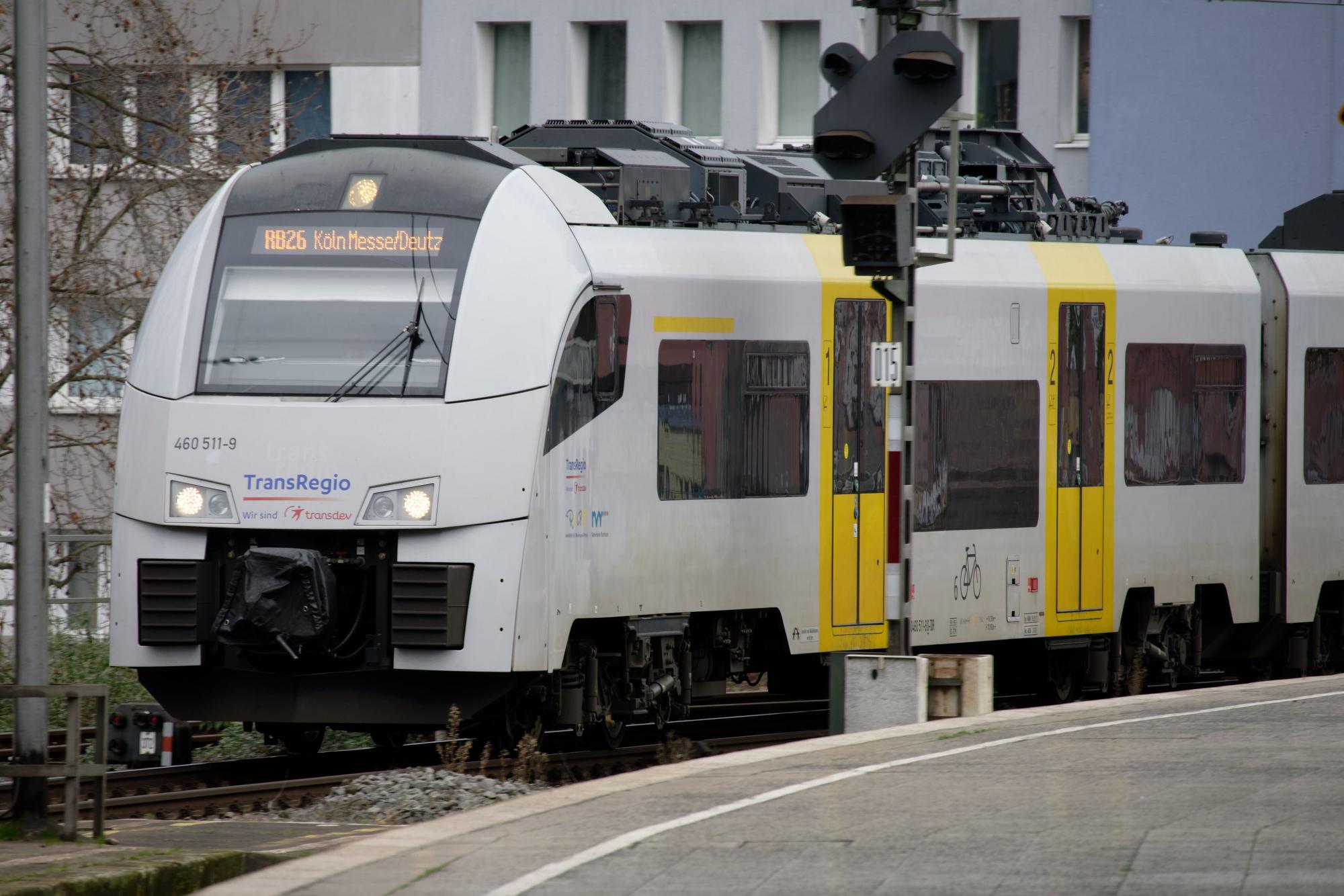 Die Regionalbahn 26 auf den Gleisen