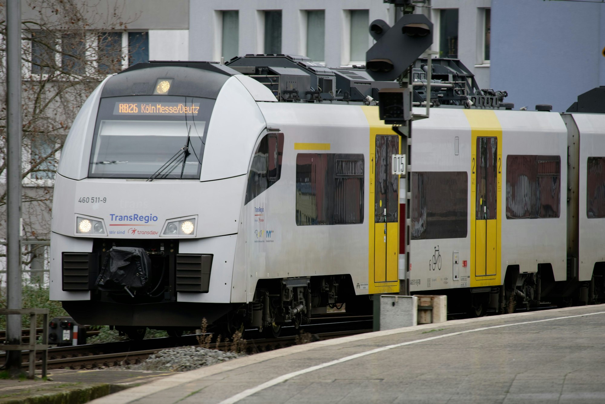 Die Regionalbahn 26 auf den Gleisen