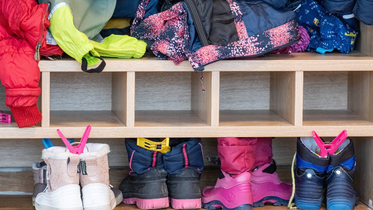 Das Foto zeigt Schuhe und Jacken im Eingangsbereich eines Kindergartens.