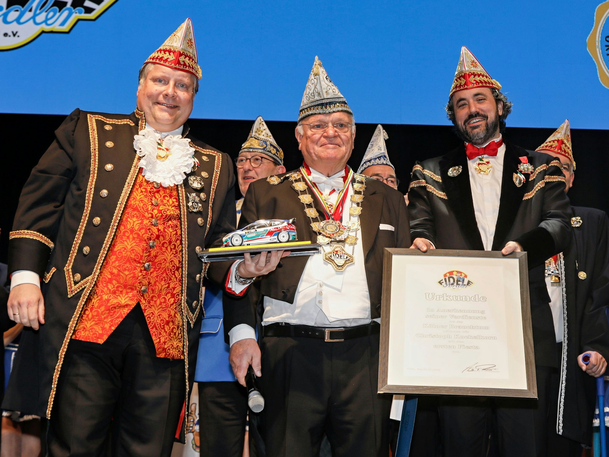 Willi Rothenbücher mit Lutz Schade vom Festkomitee.