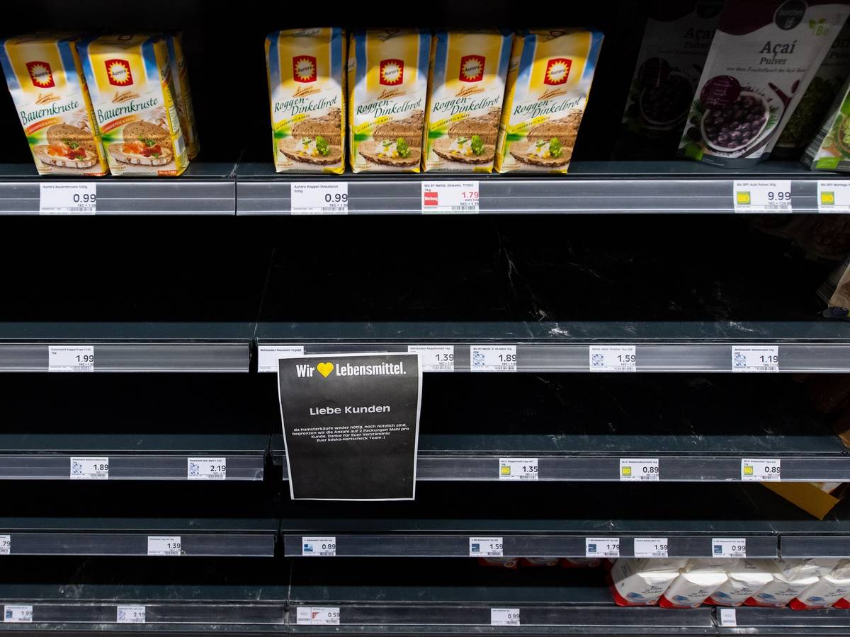 Im März 2022 waren die Regale in vielen Supermärkten und Discountern leer, vielerorts musste der Verkauf beschränkt werden, wie in diesem Edeka-Markt in Bayern. Drohen uns nun wieder ähnliche Bilder?
