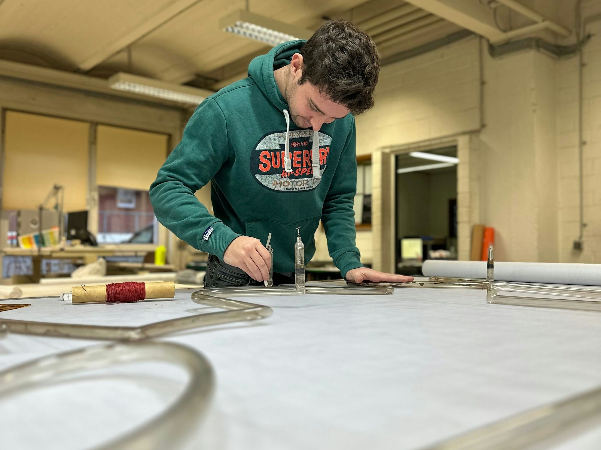 Hier werden die Neon-Röhren im Efra-Werk bearbeitet.