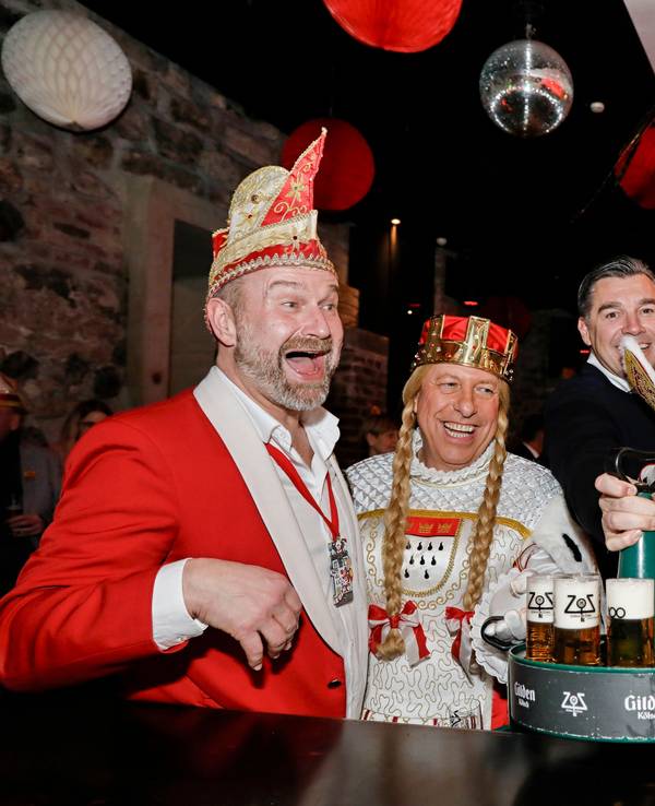 Dreigestirn und Volker Weininger zapfen Kölsch.