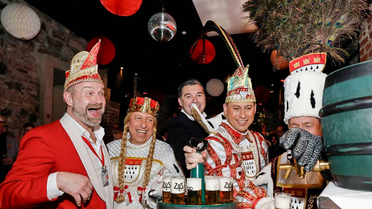 Dreigestirn und Volker Weininger zapfen Kölsch.
