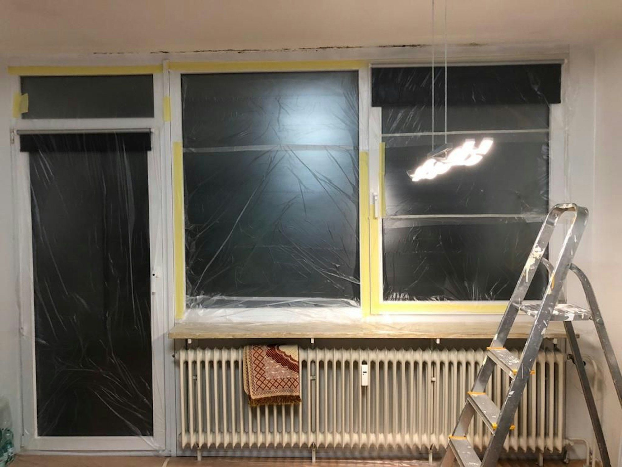 Das Wohnzimmer der Mekadmis während der Renovierungsphase.