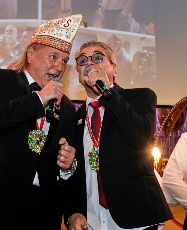 Bubi und Micky Brühl singen zusammen.