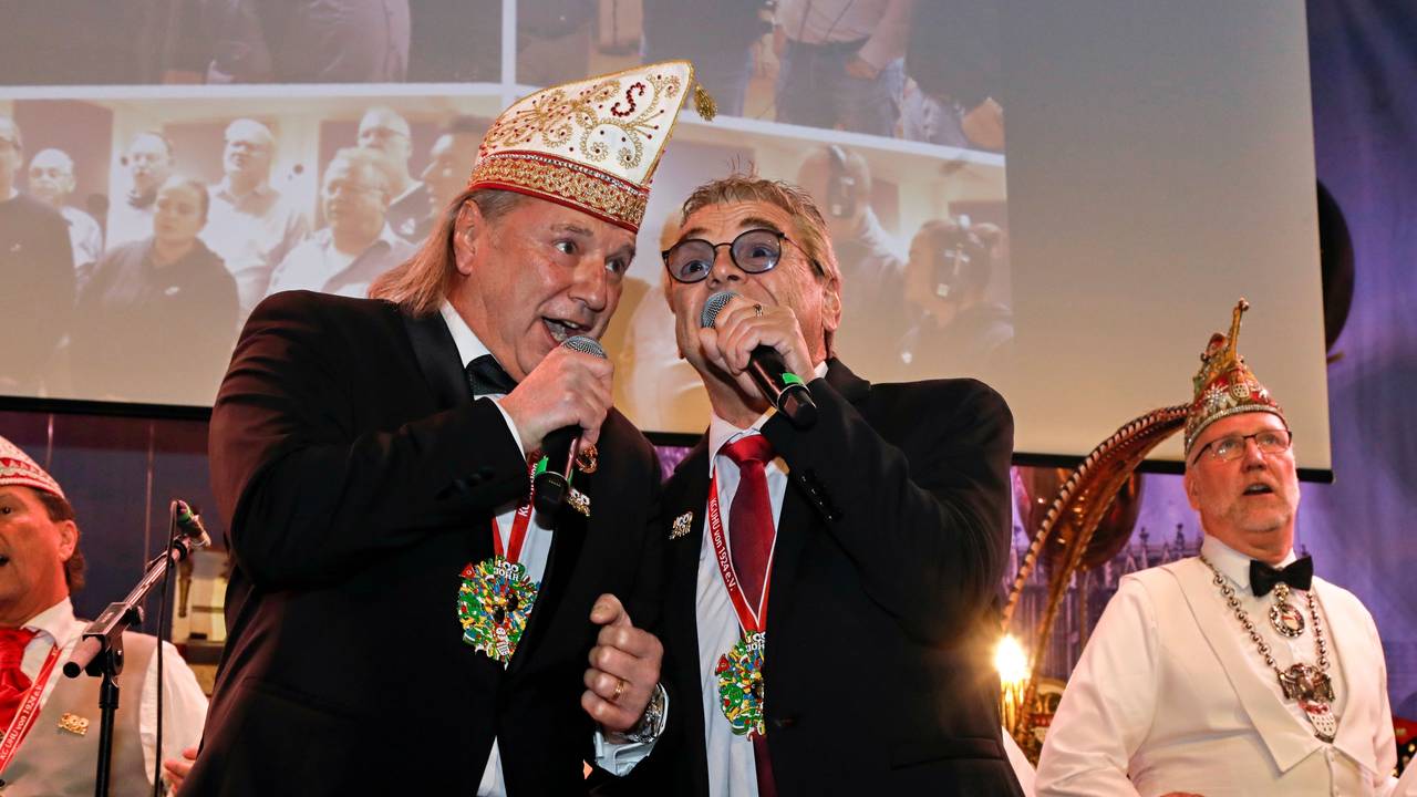 Bubi und Micky Brühl singen zusammen.
