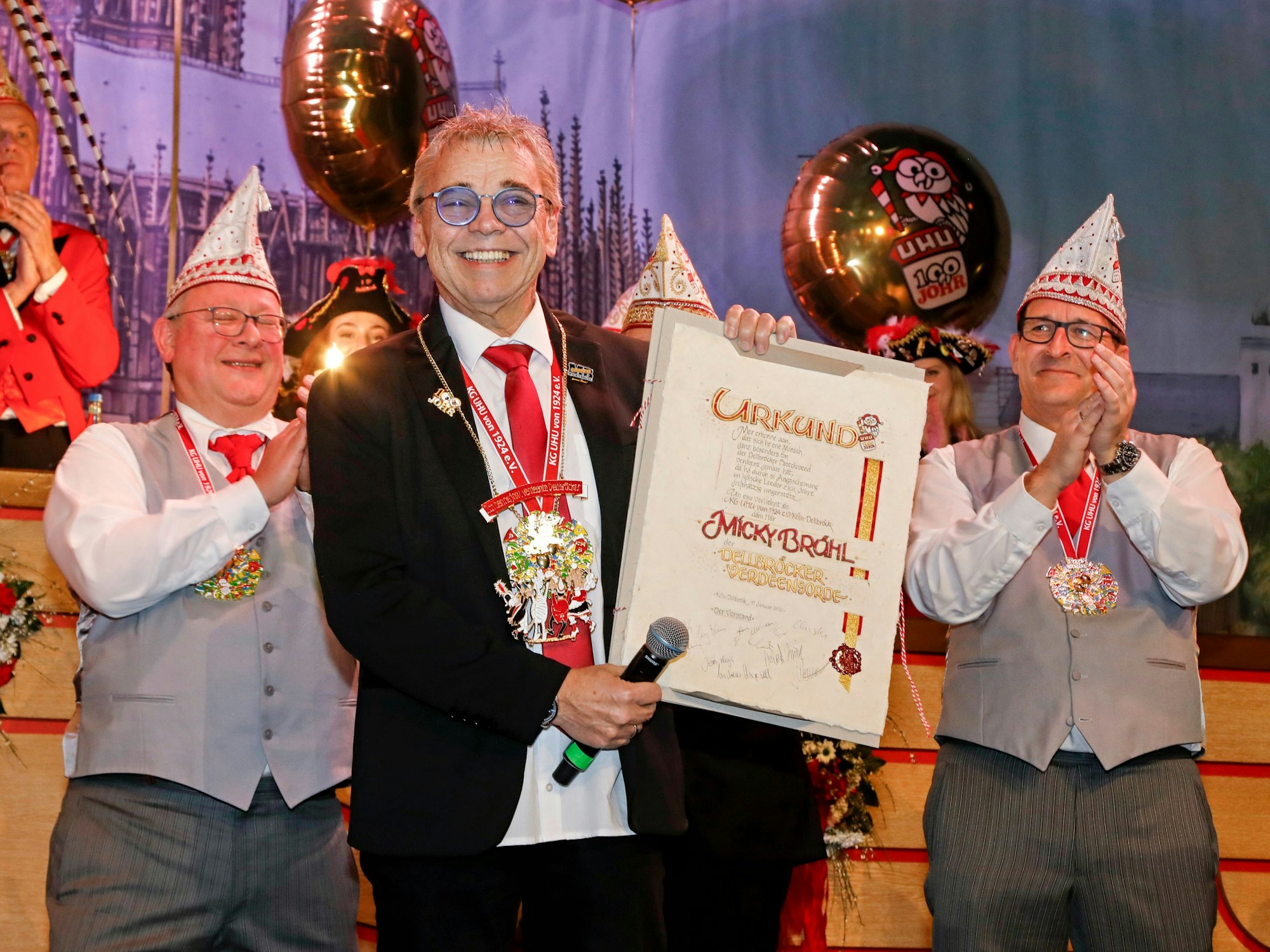 Micky Brühl mit Urkunde.