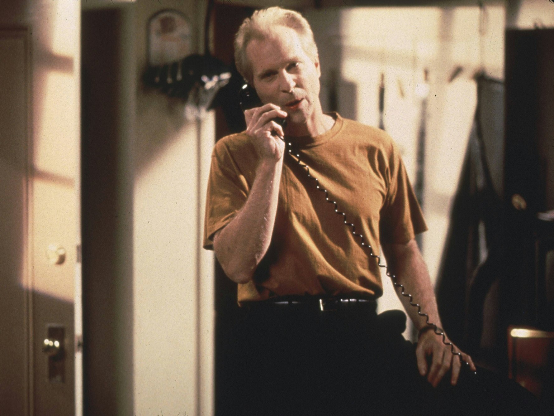 Das Foto stammt aus der US-Sitcom „Seinfeld“ und zeigt den Charakter „Crazy“ Joe Davola (dargestellt von Peter Crombie) während eines Telefonats.