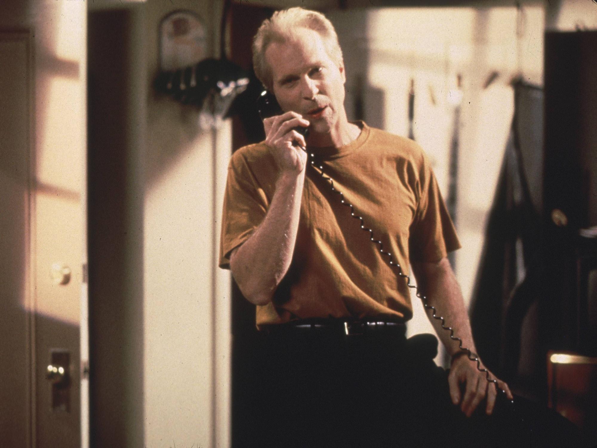 Das Foto stammt aus der US-Sitcom „Seinfeld“ und zeigt den Charakter „Crazy“ Joe Davola (dargestellt von Peter Crombie) während eines Telefonats.