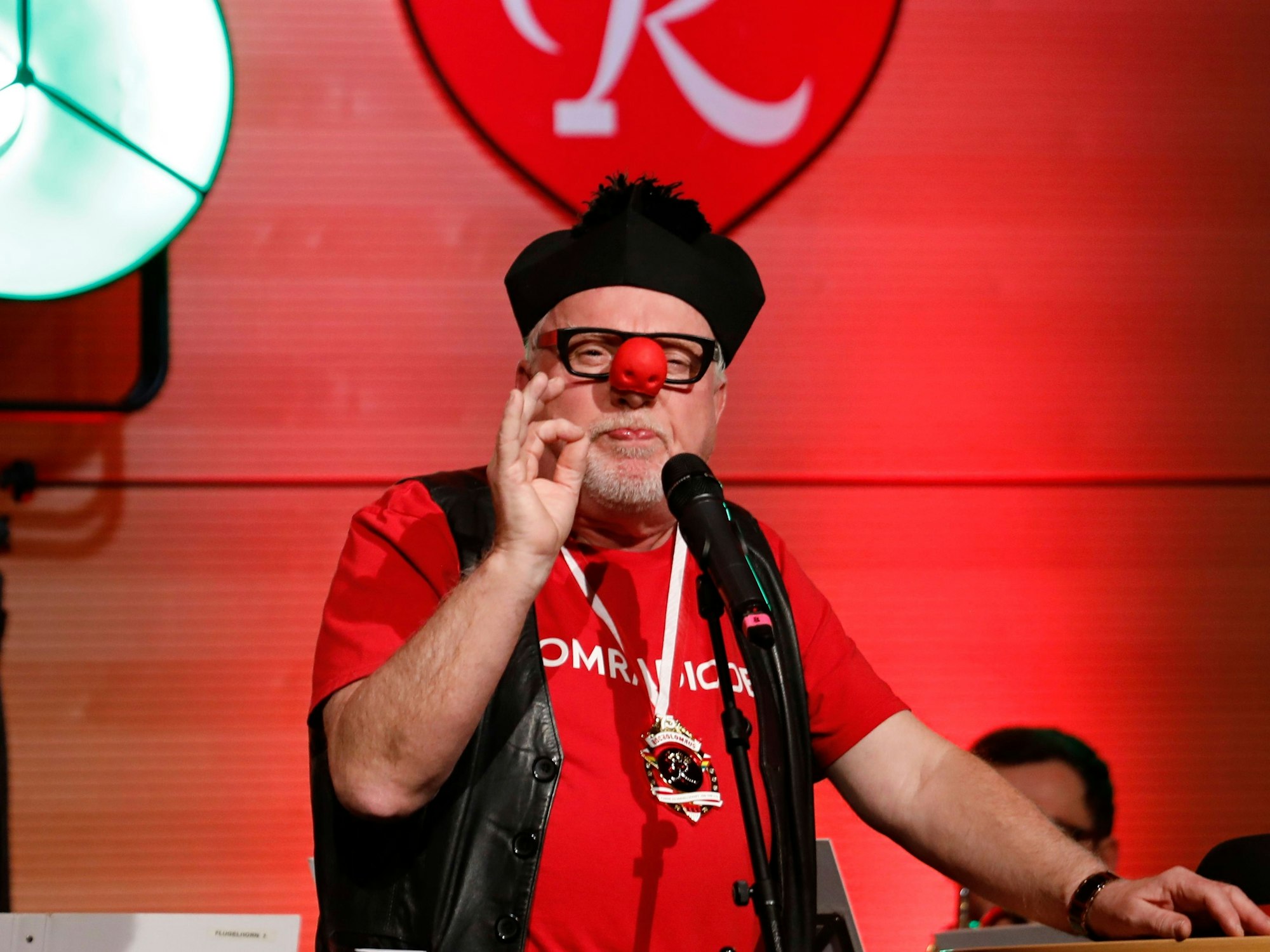 Willibert Pauels steht auf der Bühne.