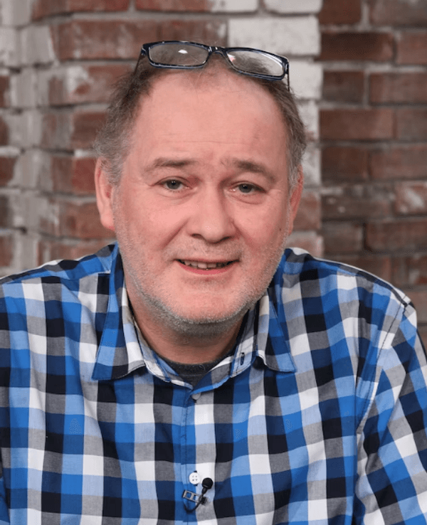 Walter Lehnertz lächelt in die Kamera.