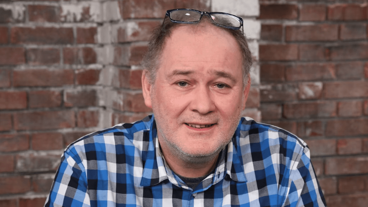 Walter Lehnertz lächelt in die Kamera.