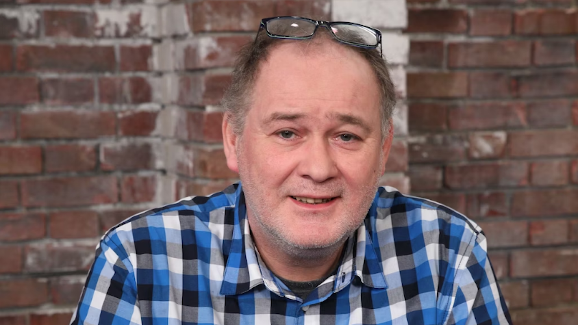 Walter Lehnertz lächelt in die Kamera.