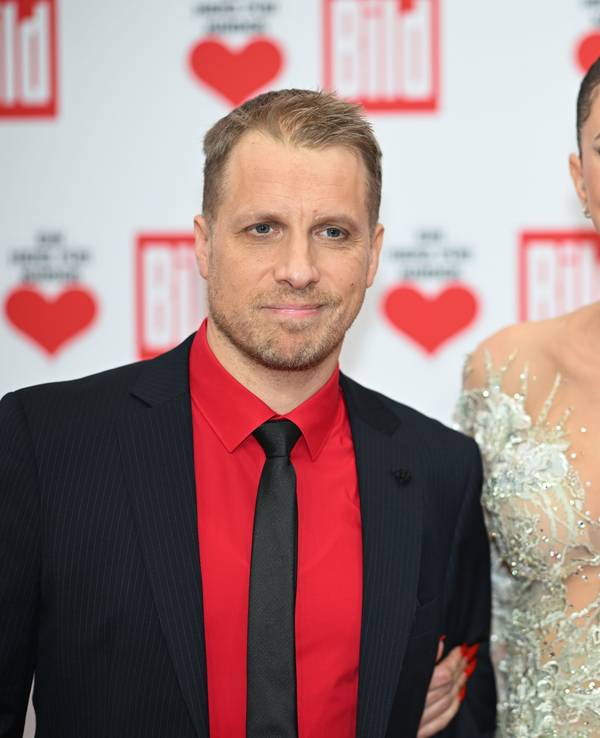 Oliver Pocher und Alessandra Meyer-Wölden stehen auf dem Roten Teppich und posieren für die Kameras.