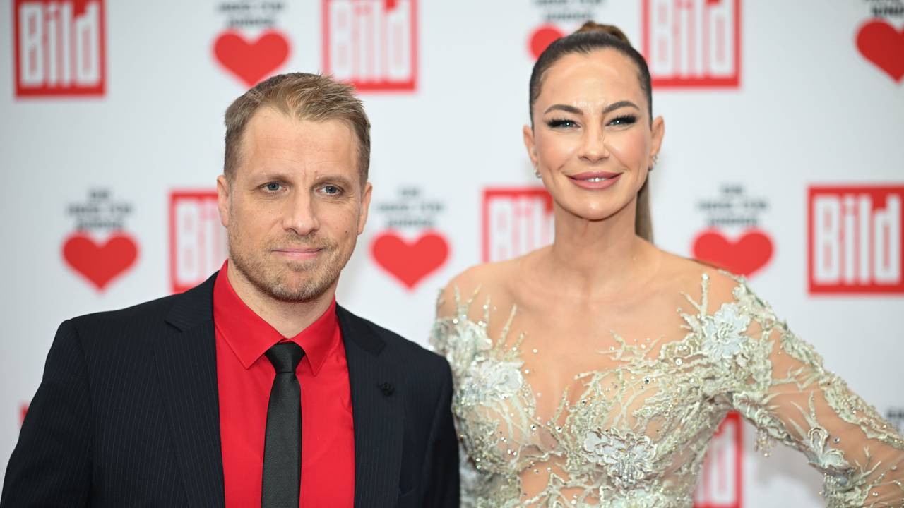 Oliver Pocher und Alessandra Meyer-Wölden stehen auf dem Roten Teppich und posieren für die Kameras.