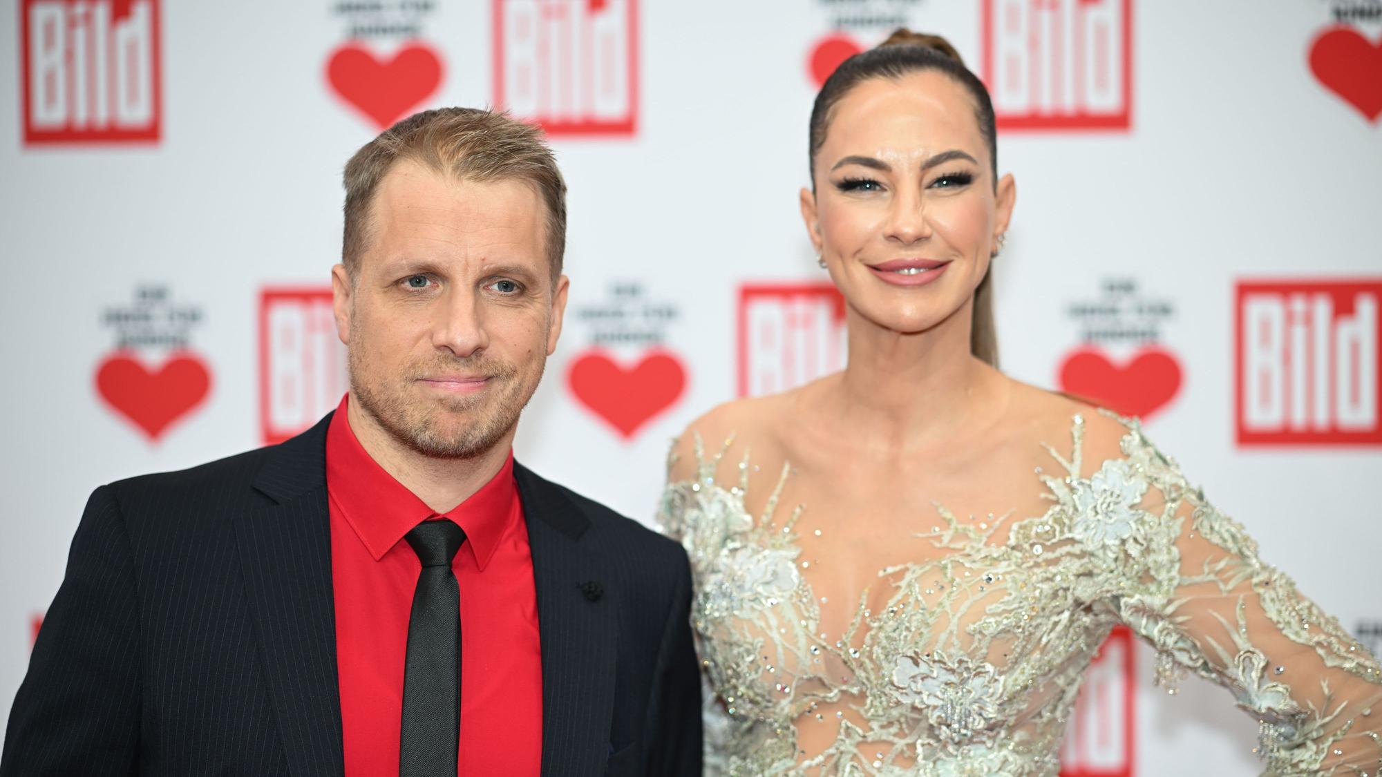 Oliver Pocher und Alessandra Meyer-Wölden stehen auf dem Roten Teppich und posieren für die Kameras.