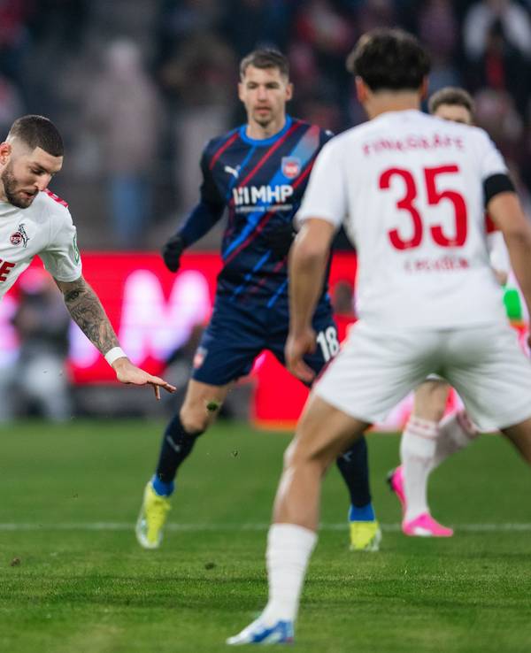 1. FC Köln gegen 1. FC Heidenheim: Chabot (2. v.l.) und Heidenheims Eren Dinkci (l) im Zweikampf.