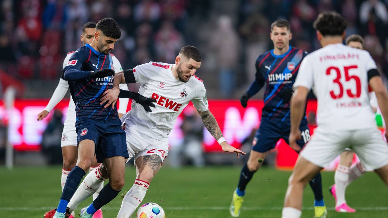 1. FC Köln gegen 1. FC Heidenheim: Chabot (2. v.l.) und Heidenheims Eren Dinkci (l) im Zweikampf.