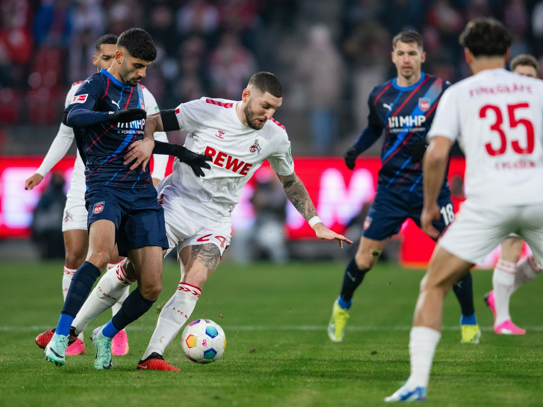 1. FC Köln gegen 1. FC Heidenheim: Chabot (2. v.l.) und Heidenheims Eren Dinkci (l) im Zweikampf.