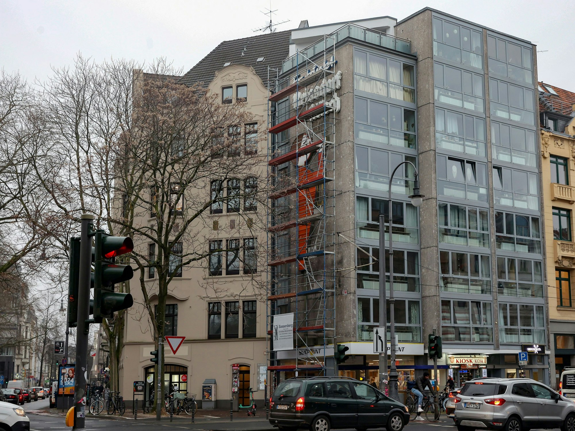 Reissdorf-Männchen an der Aachener Str. ist eingerüstet.