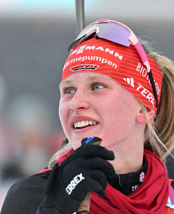 Biathletin Julia Tannheimer mit guter Laune nach ihrer Weltcuppremiere.
