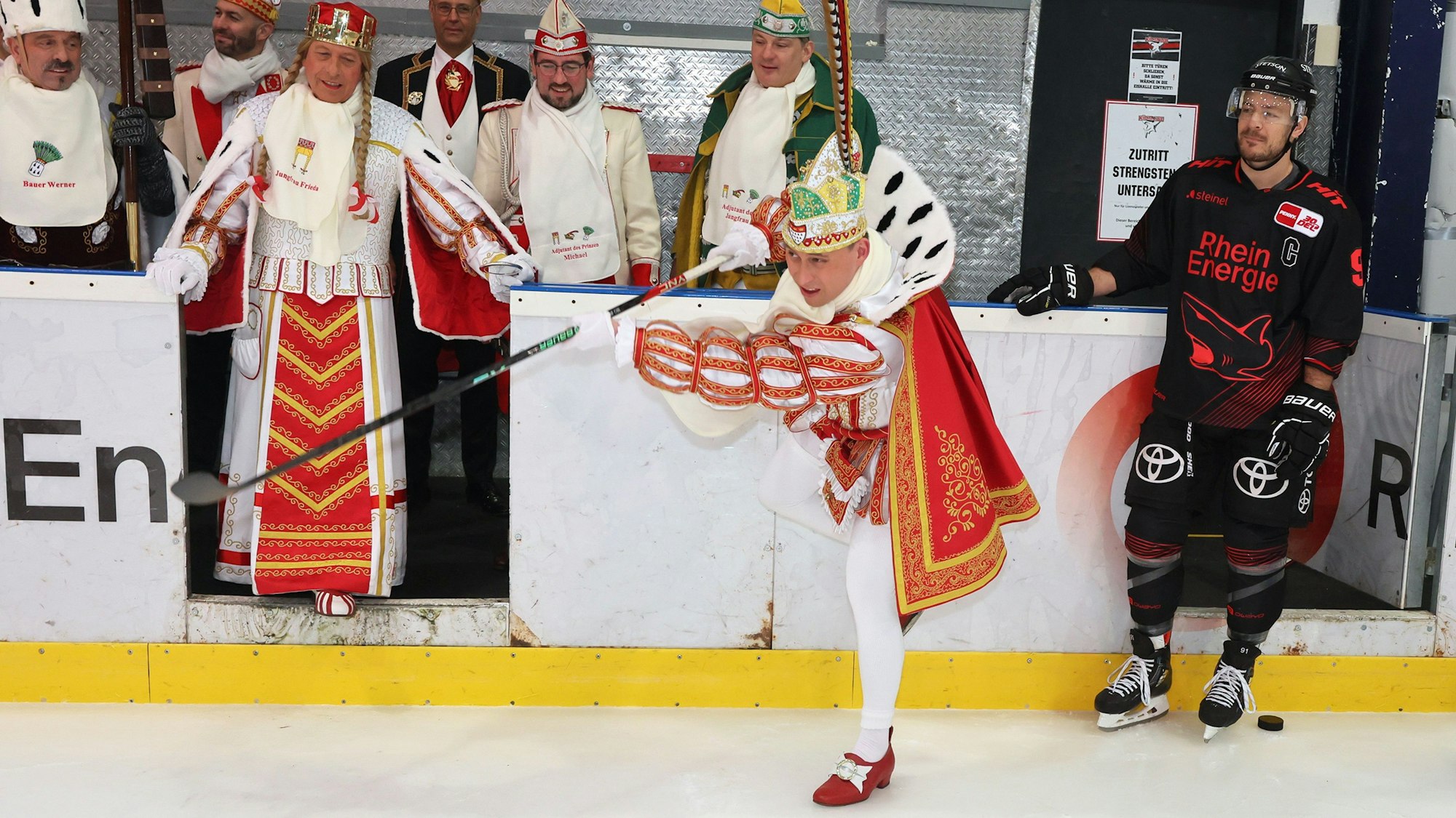 Kölner Dreigestirn bei den Kölner Haien, Prinz Sascha I. schießt.