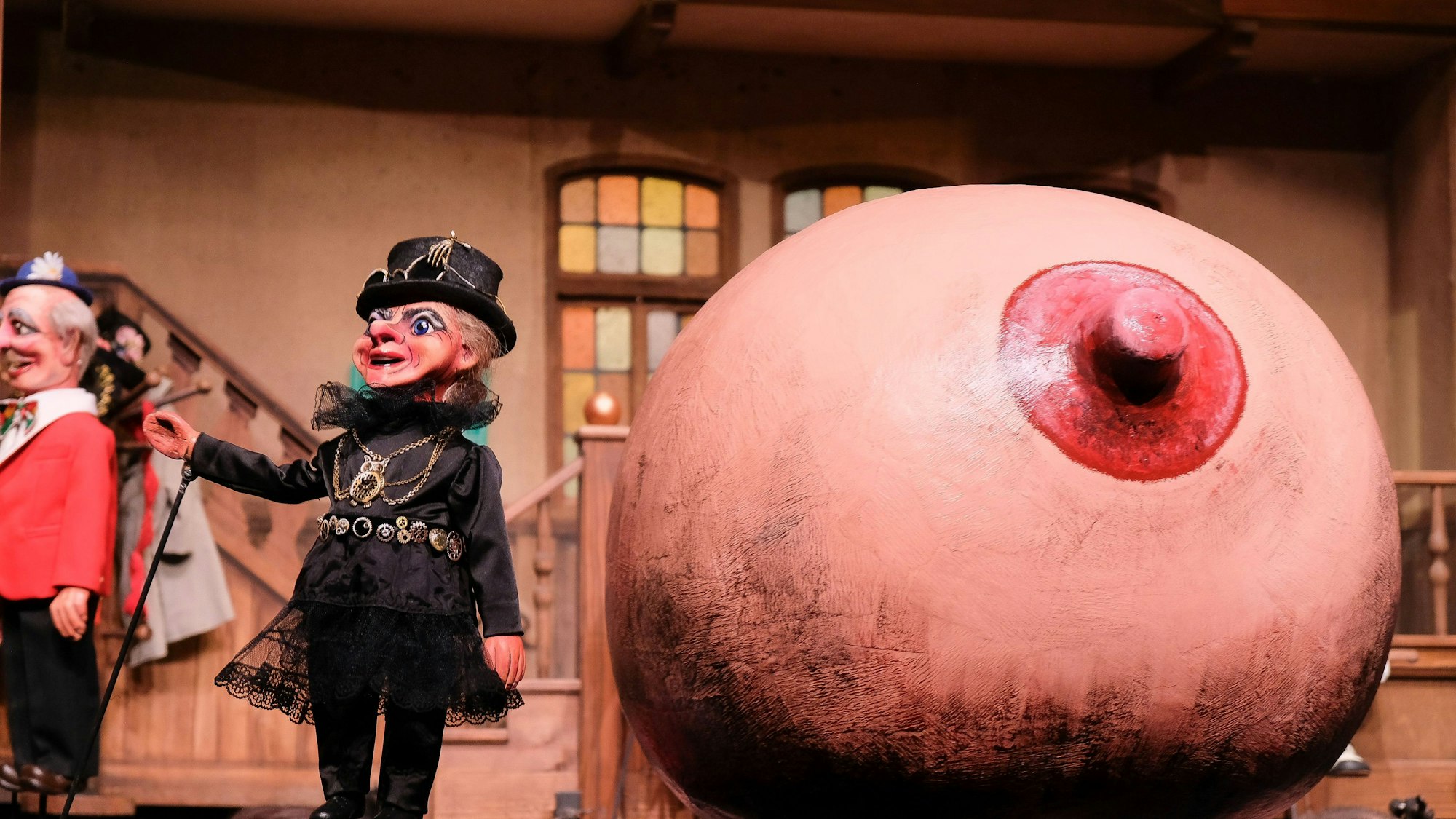 Eine Riesen-Brust ist im Hänneschen-Theater zu sehen.