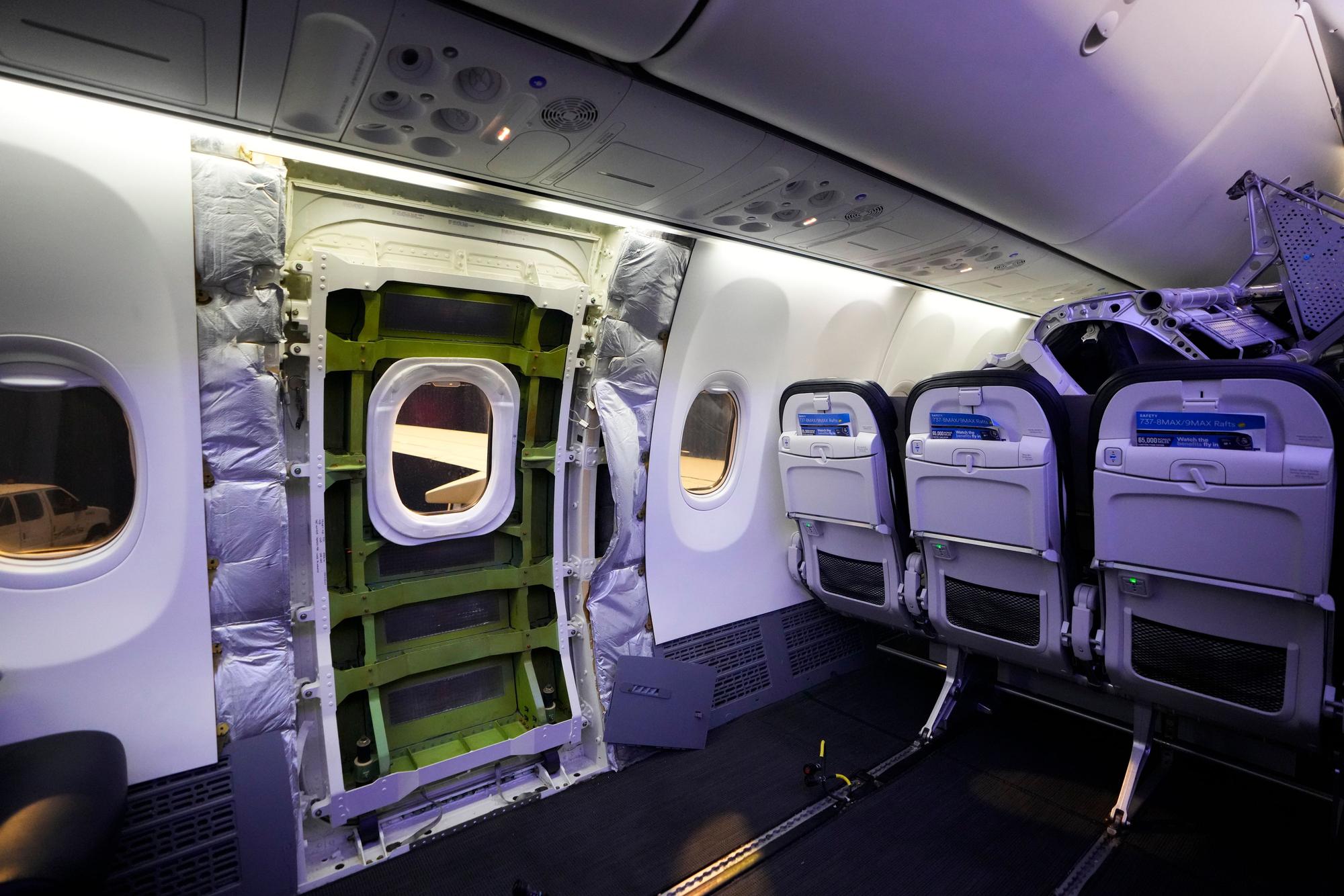 Eine Tür-Bereich einer Boeing 737 Max 9 der Alaska Airlines, der auf die Inspektion wartet, wird mit entfernter Verkleidung in den Einrichtungen der Fluggesellschaft am Seattle-Tacoma International Airport abgebildet.