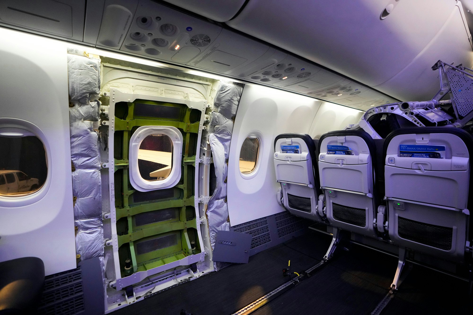Eine Tür-Bereich einer Boeing 737 Max 9 der Alaska Airlines, der auf die Inspektion wartet, wird mit entfernter Verkleidung in den Einrichtungen der Fluggesellschaft am Seattle-Tacoma International Airport abgebildet.