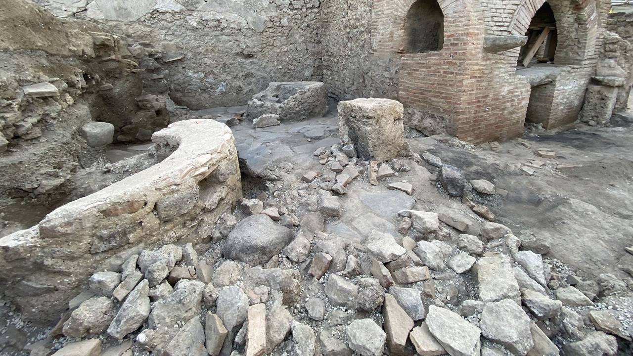 Reste einer etwa 2000 Jahre alten Gefängnisbäckerei, die auf dem Gelände der antiken Stadt entdeckt wurden.