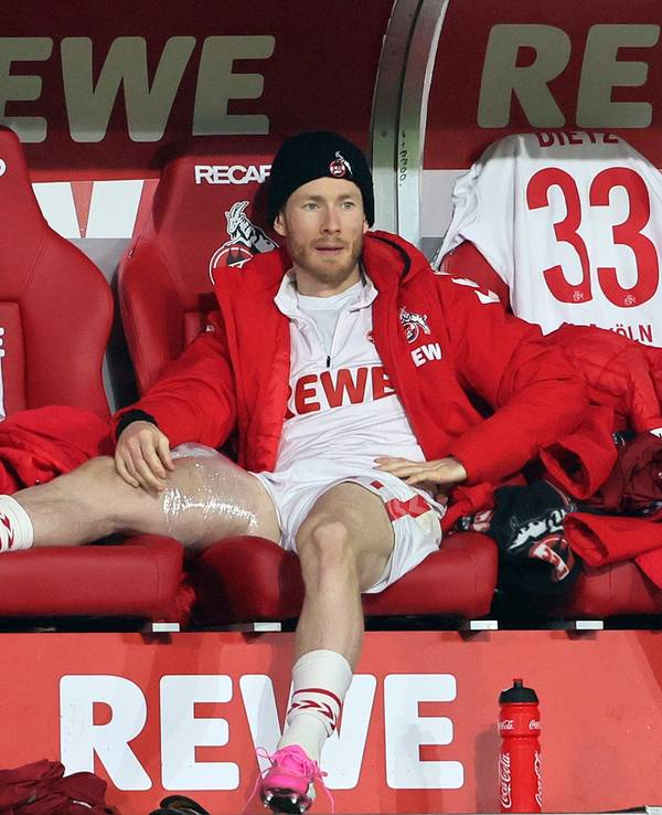 Florian Kainz sitzt auf der FC-Bank.