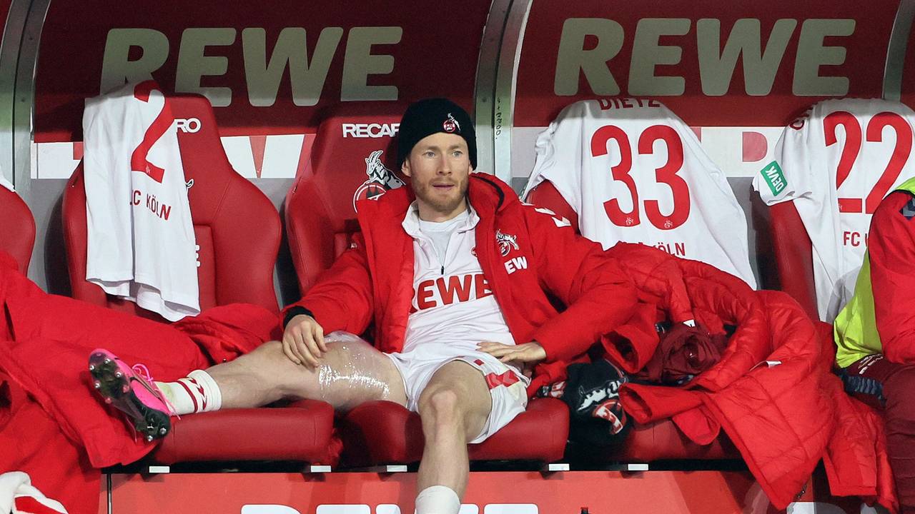 Florian Kainz sitzt auf der FC-Bank.