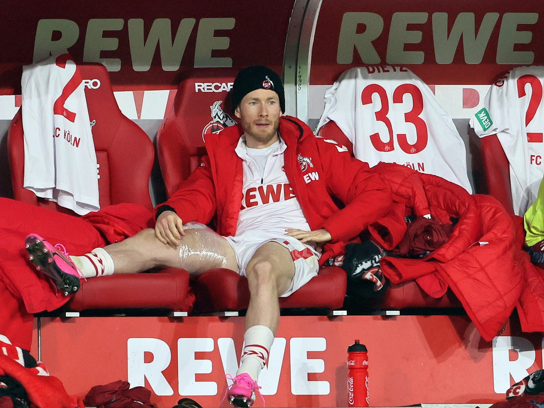 Florian Kainz sitzt auf der FC-Bank.