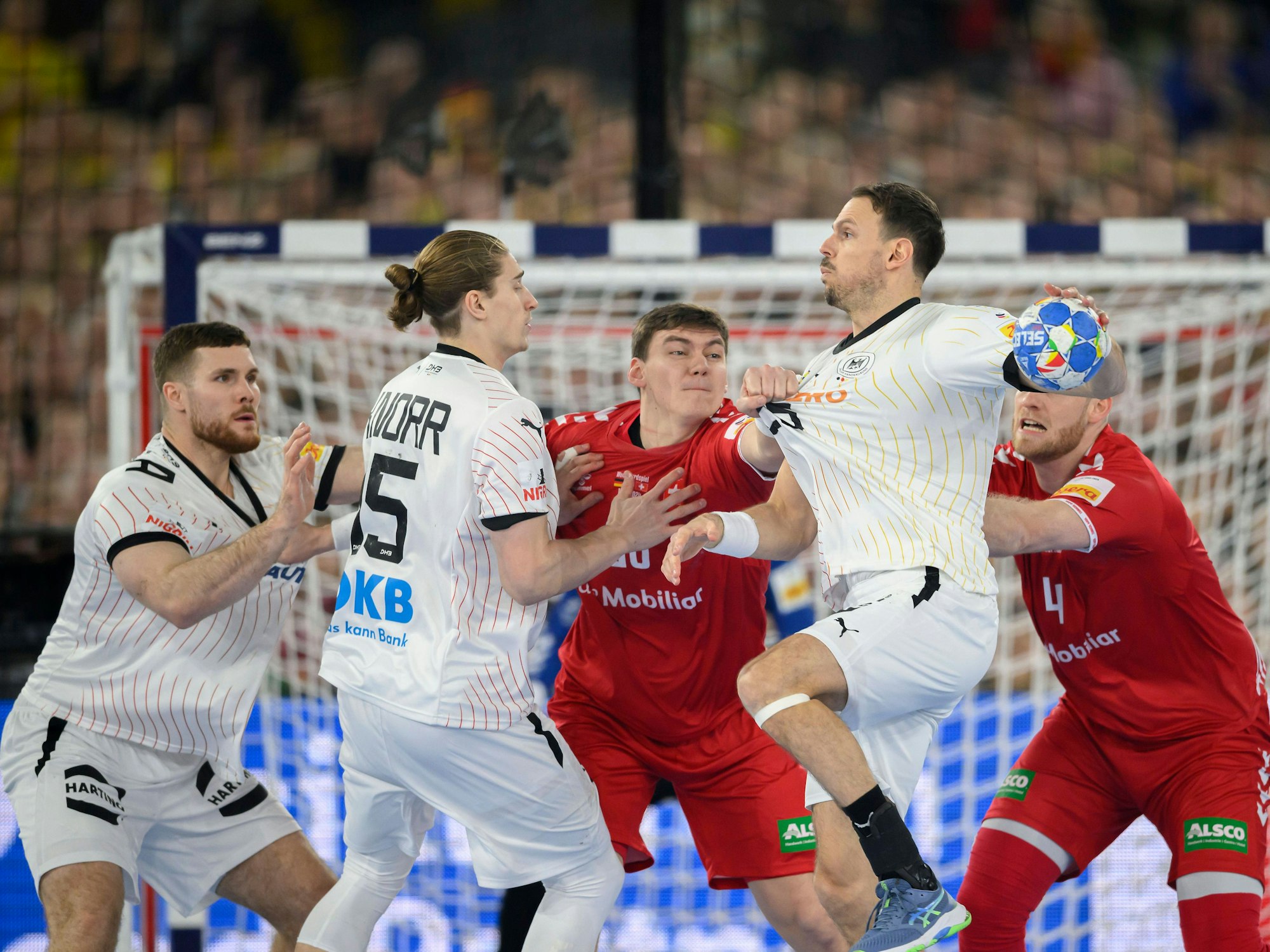 DHB-Star Kai Häffner (2.v.r.) setzt zum Wurf an.