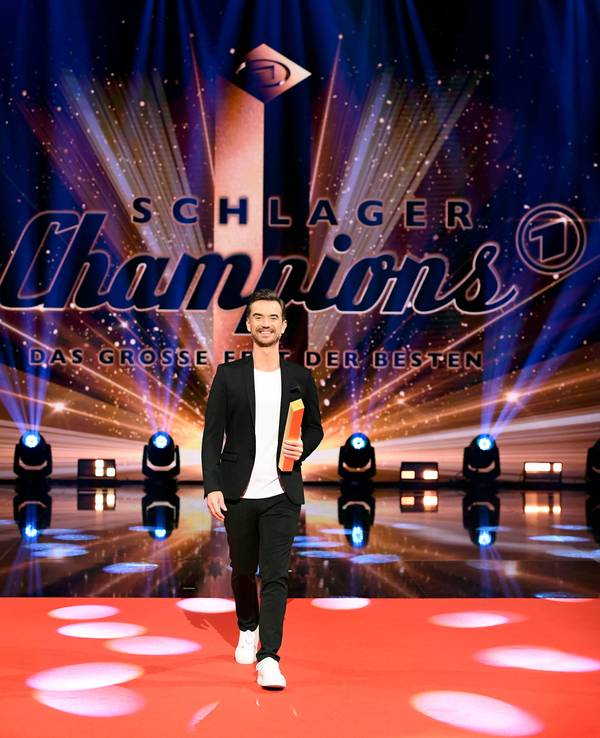 Das Foto zeigt Moderator Florian Silbereisen in der Kulisse der ARD-Show „Schlagerchampions“.